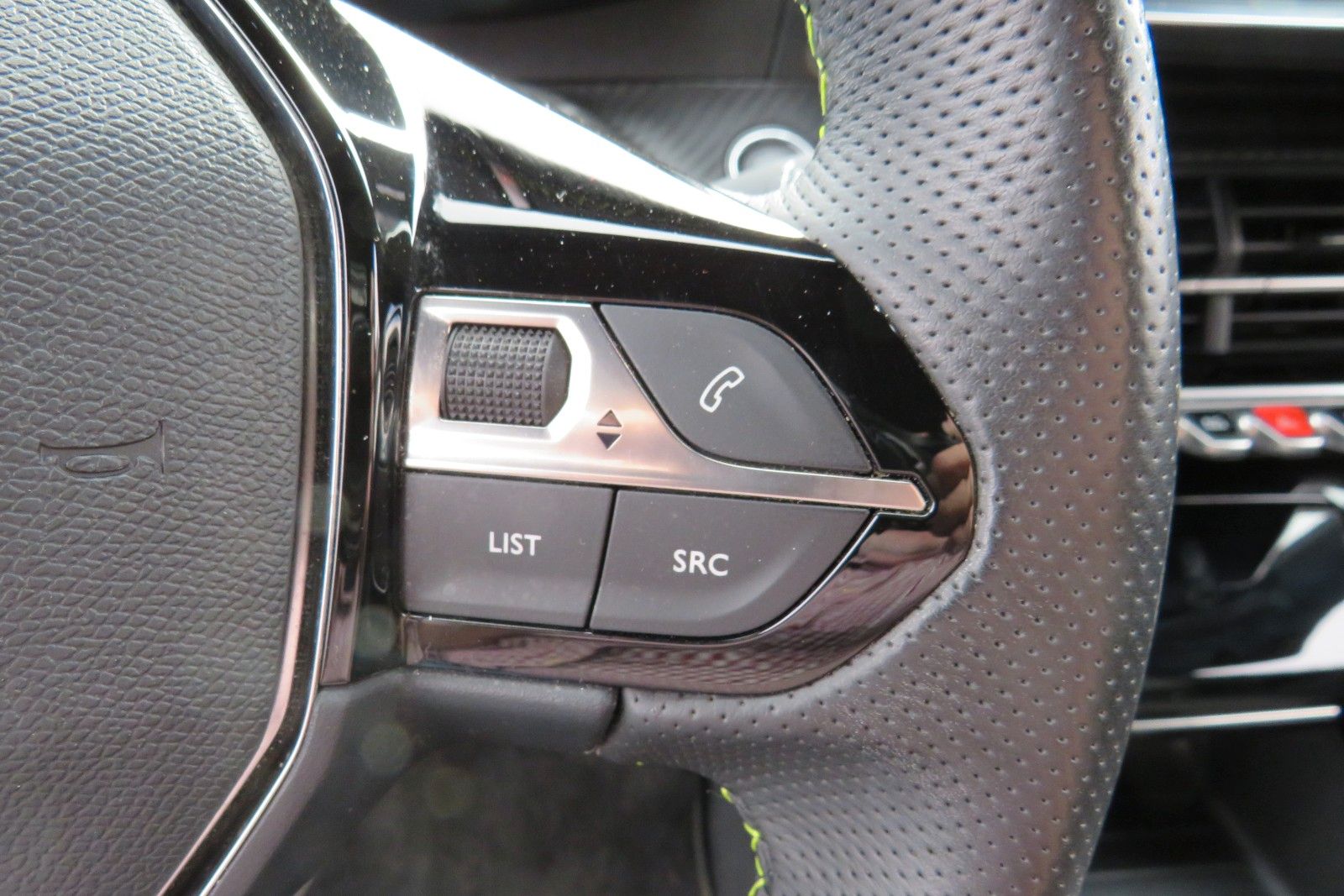 Fahrzeugabbildung Peugeot 2008 e- GT SITZH. NAVI KAMERA PDC 1.HD