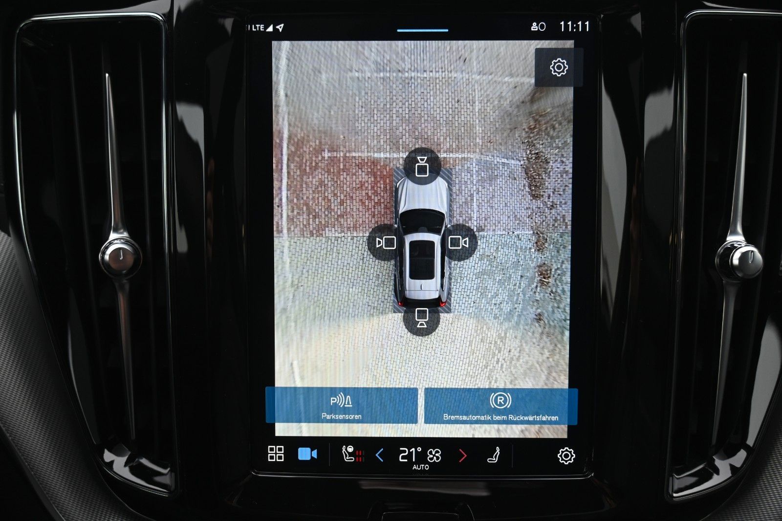 Fahrzeugabbildung Volvo XC60 B4 AWD Ultimate Dark*LED*PANO*STHZ*