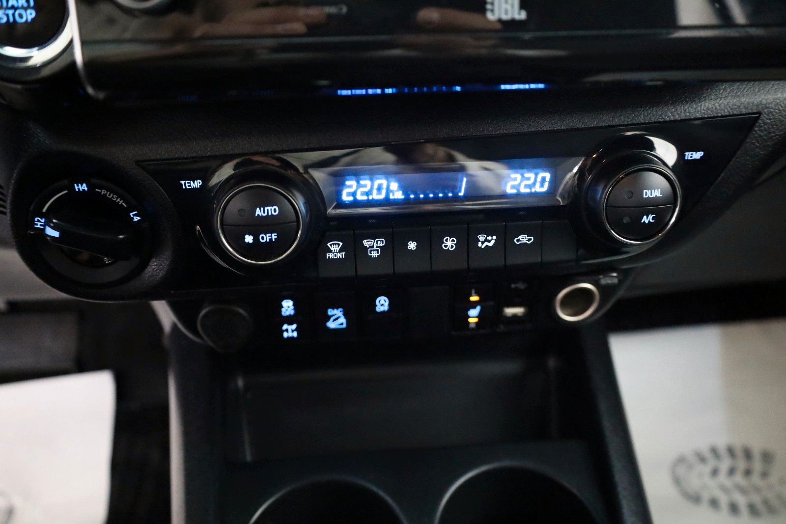 Fahrzeugabbildung Toyota Hilux 2.8 D-4D Invincible,AWD,Leder,ACC,Rollo