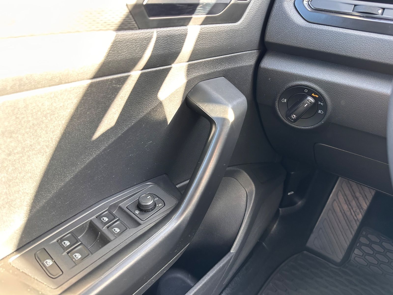 Fahrzeugabbildung Volkswagen T-Roc 1.0 TSI AHK/Navi/APP/PDC/GJR/LM 16"