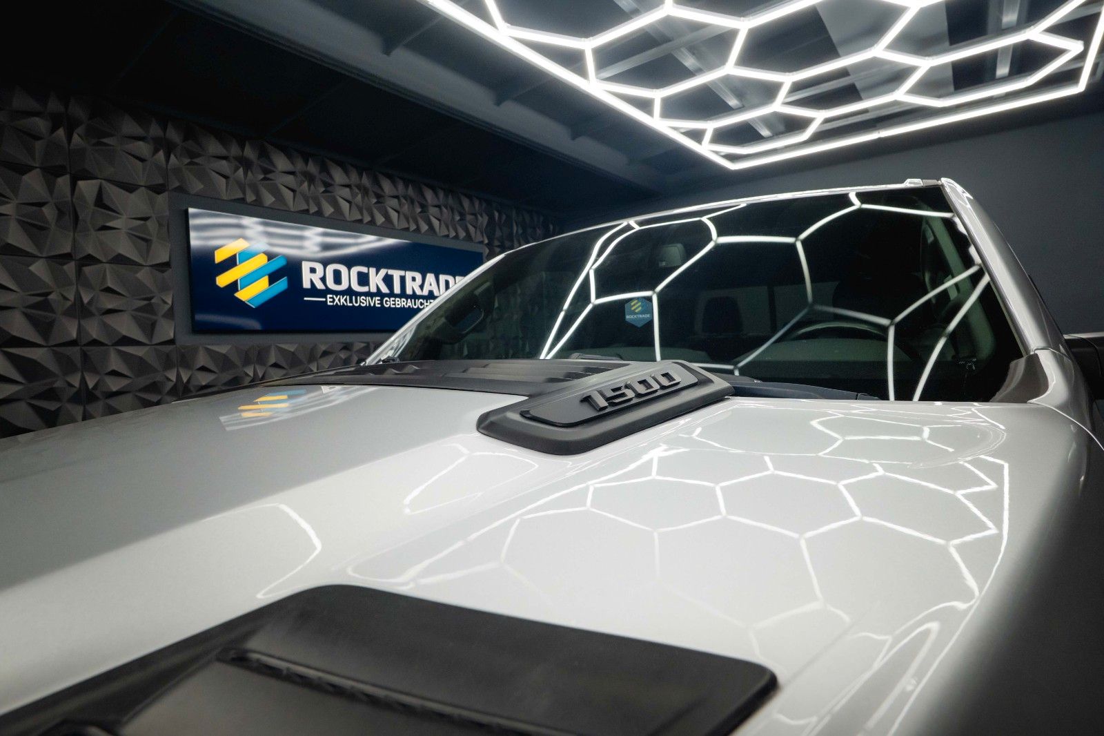 Fahrzeugabbildung Dodge RAM 5.7 V8 HEMI 4x4 OFFROAD Night-Paket *LED*19%