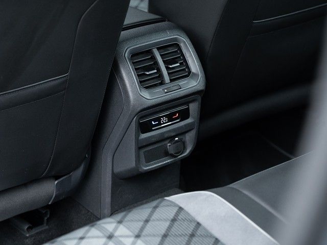 Tiguan R-Line TDI DSG 4M. AHK LED NAV Kamera