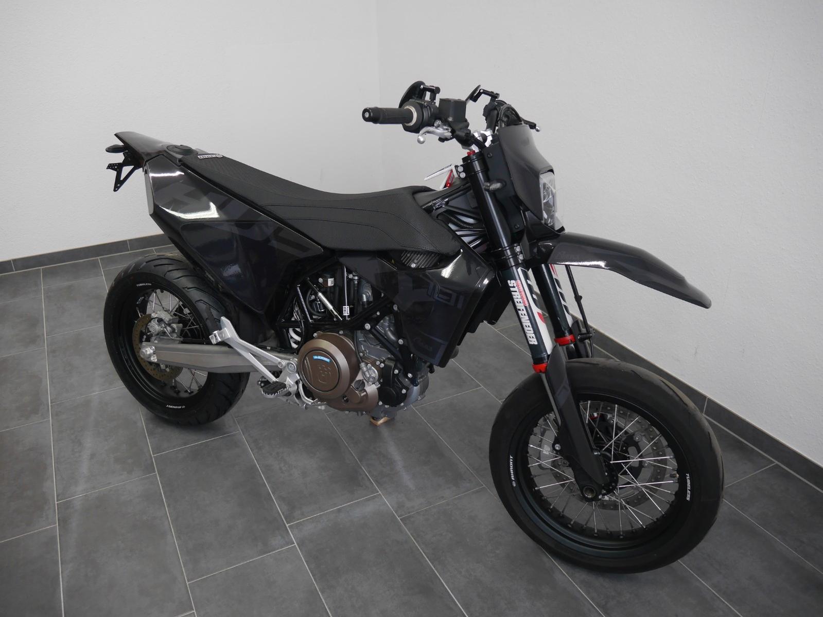 Husqvarna 701 Supermoto // Black // A2 // Extras