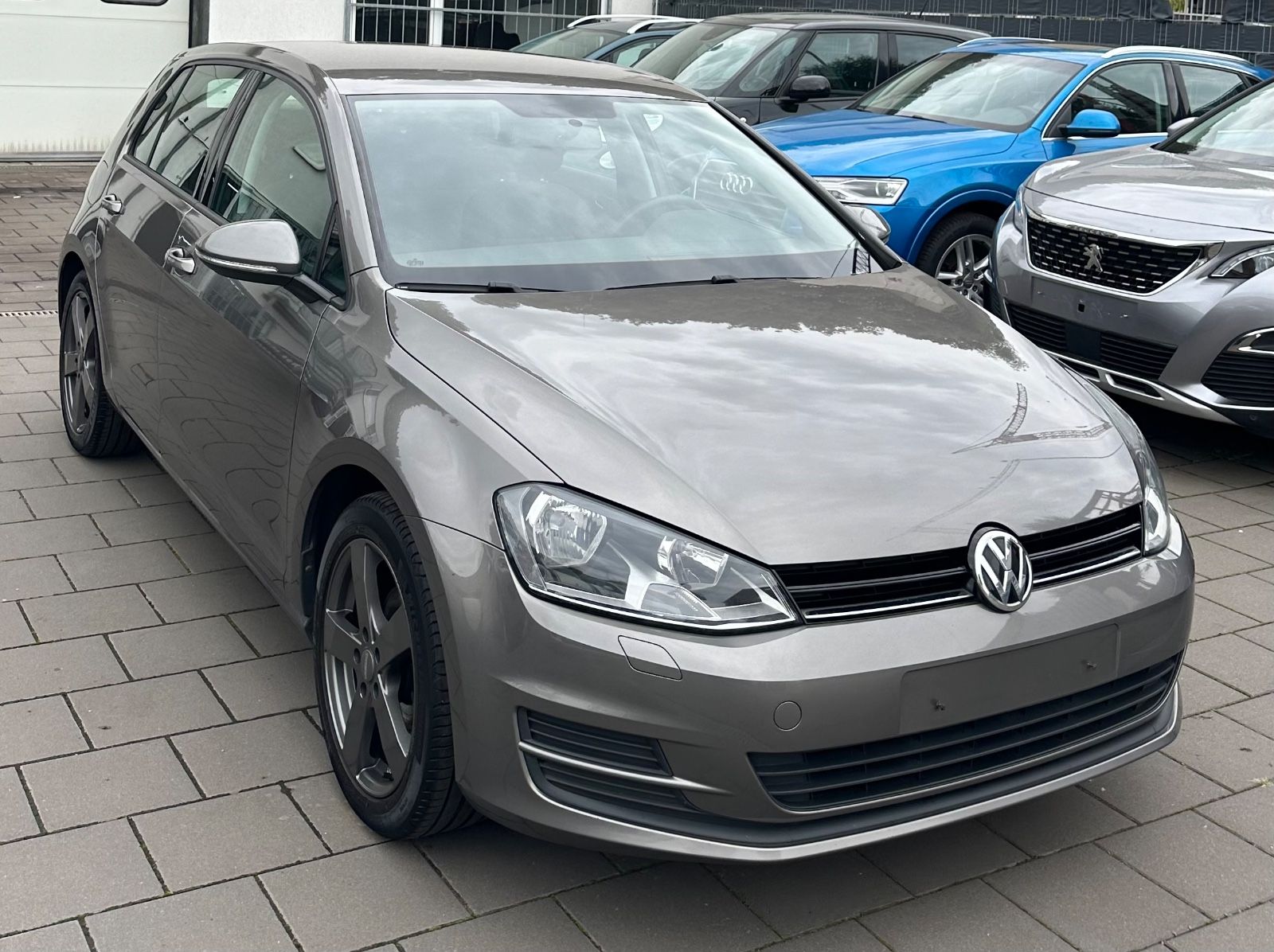 Volkswagen Golf - 1