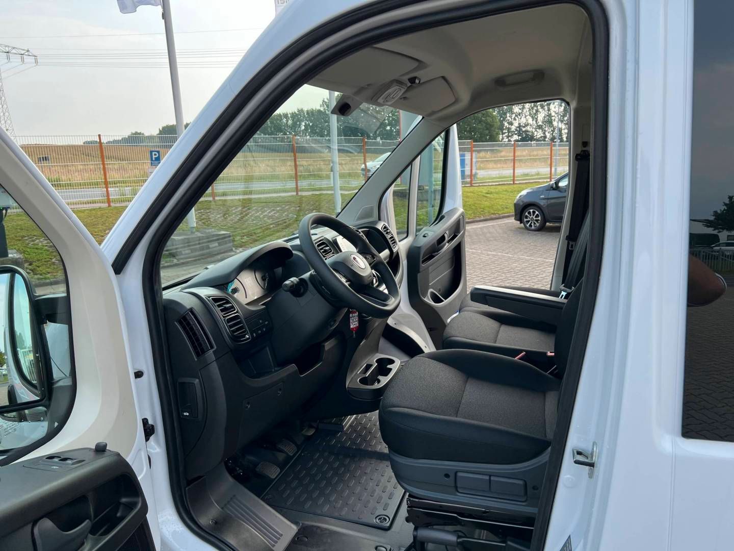 Fahrzeugabbildung Fiat DUCATO  DOKA - 6 Sitzer