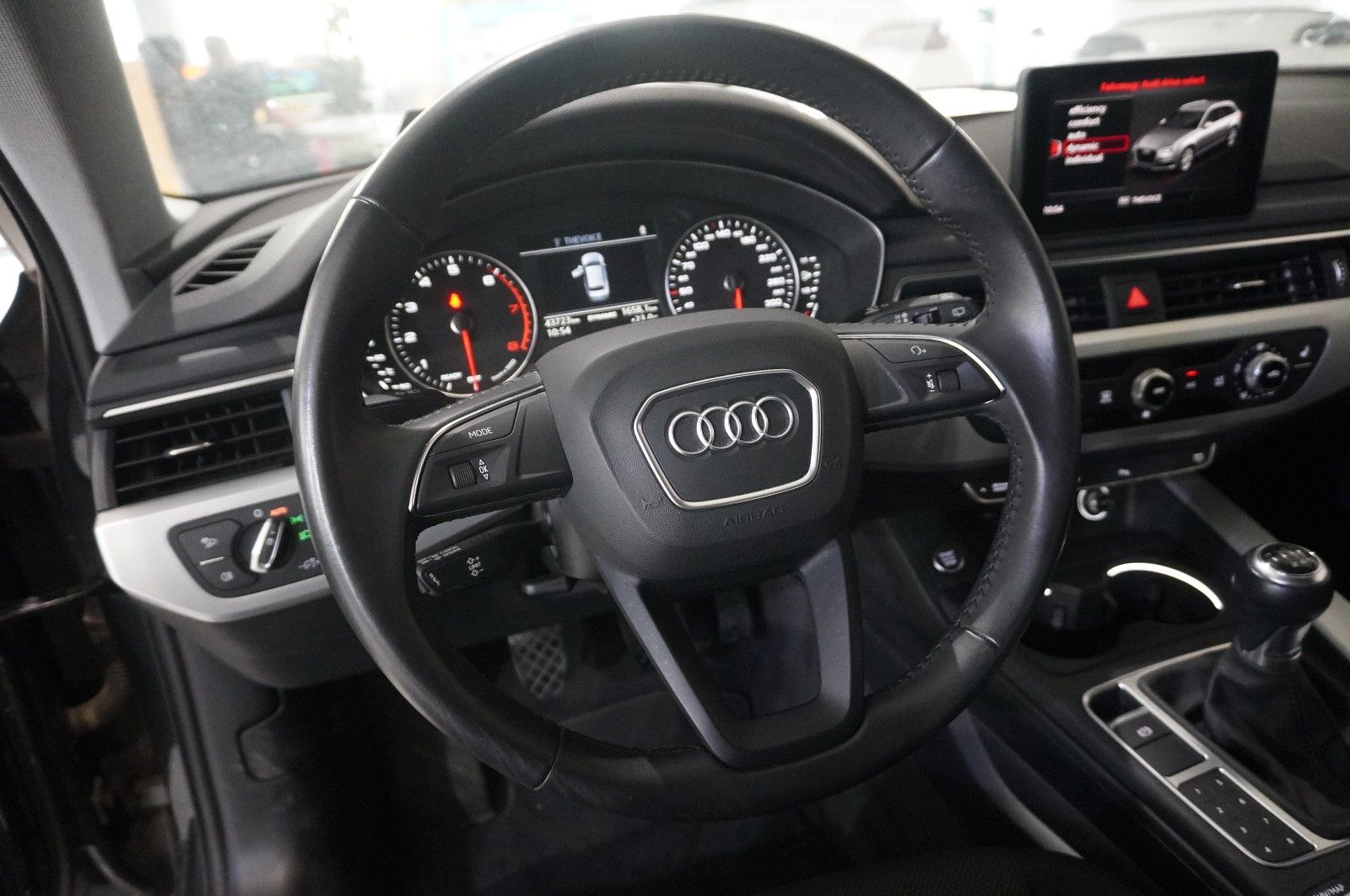 Fahrzeugabbildung Audi A4 Avant 2.0 TFSI ULTRA SPORT NAVI/LED/SHZ/PDC