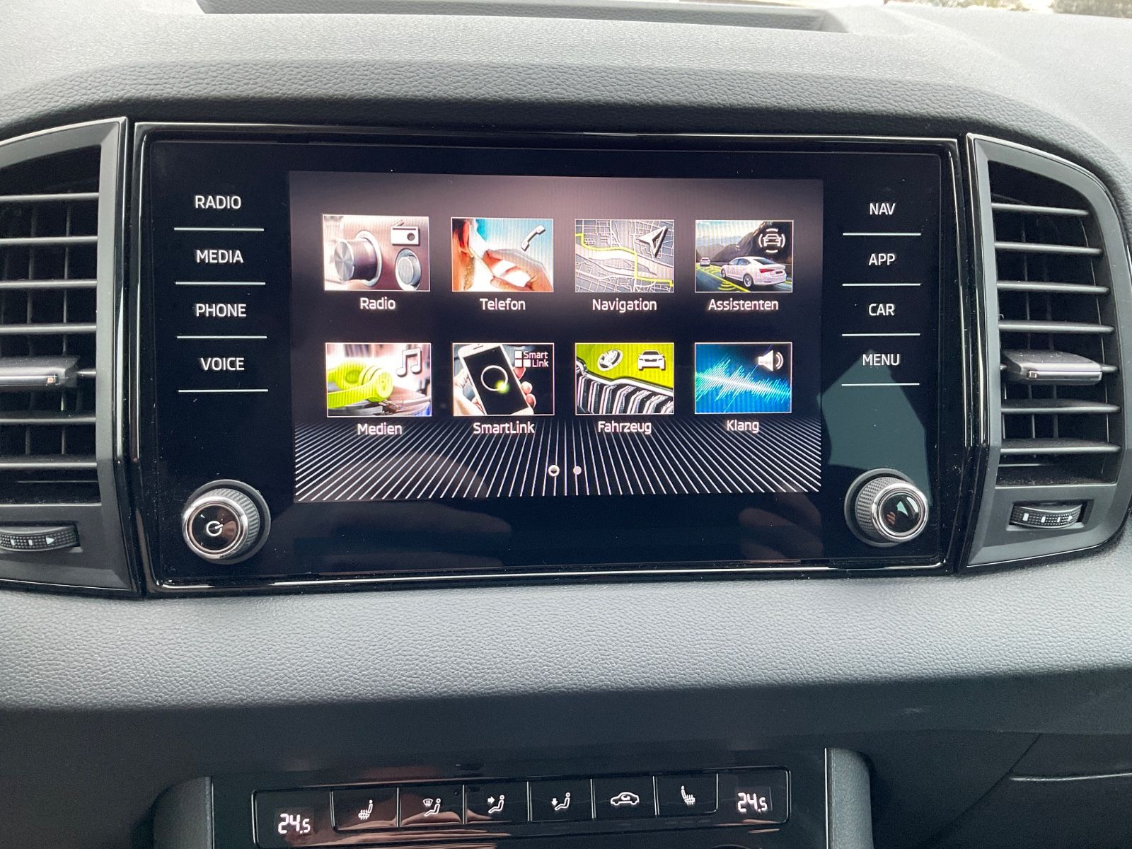 Fahrzeugabbildung SKODA Karoq 1.5l TSI DSG Tour,AHK,Navi,Kamera