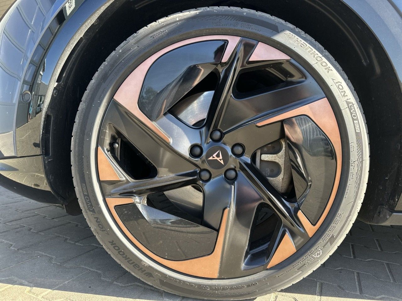 Fahrzeugabbildung CUPRA Tavascan VZ 4Drive 340 PS 77 kWh - mit KI generiert/bearbeitet