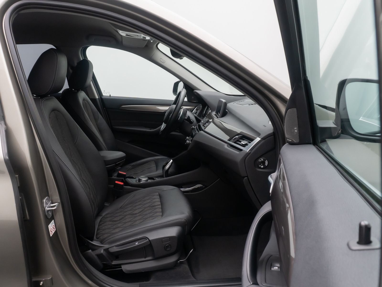 Fahrzeugabbildung BMW X1xD20d xLine Kamera HUD Alarm H/K NaviPlus 18"