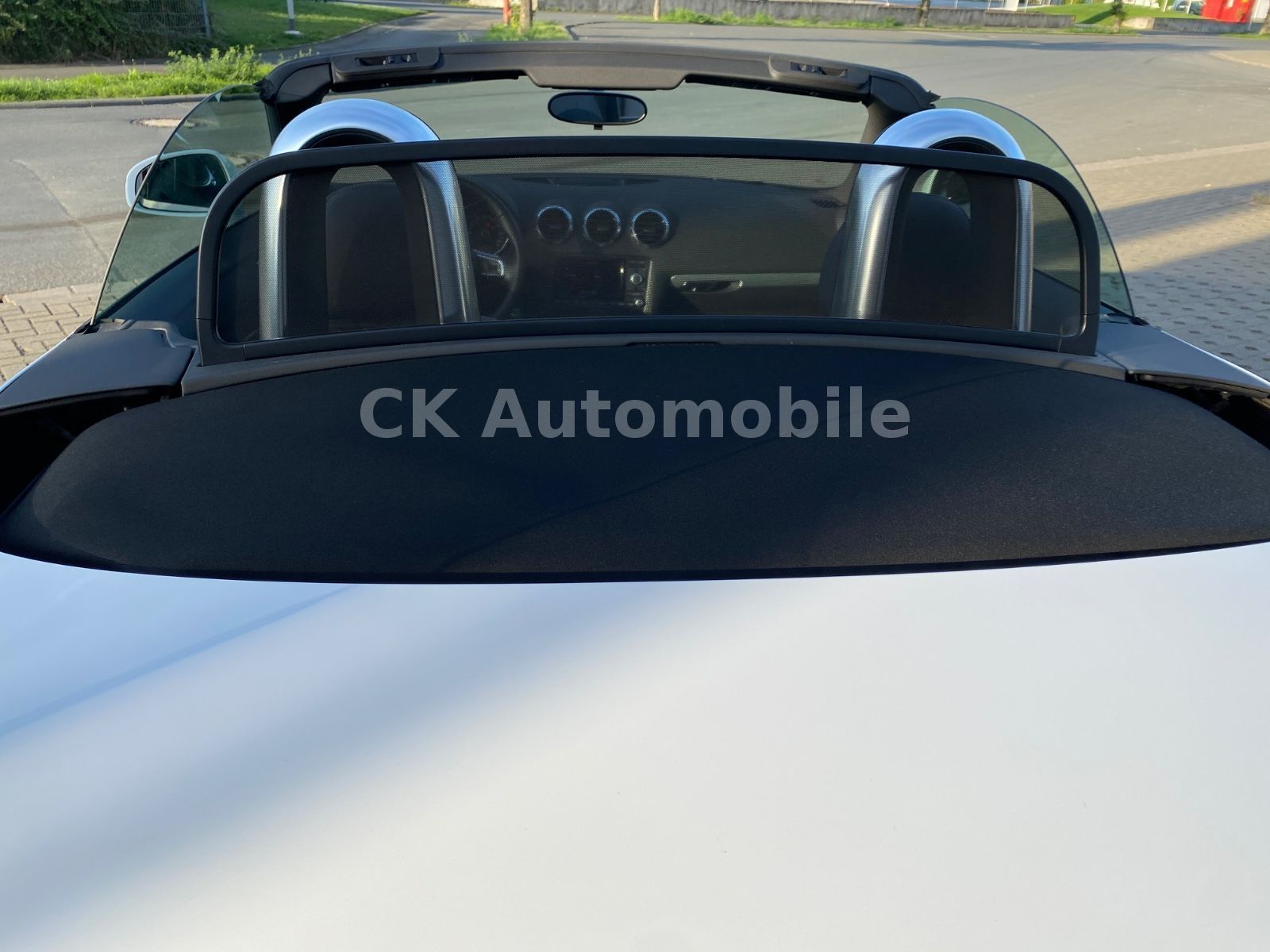 Fahrzeugabbildung Audi TT 1.8 TFSI Roadster S-Line/Navi/Bi-Xenon/PDC