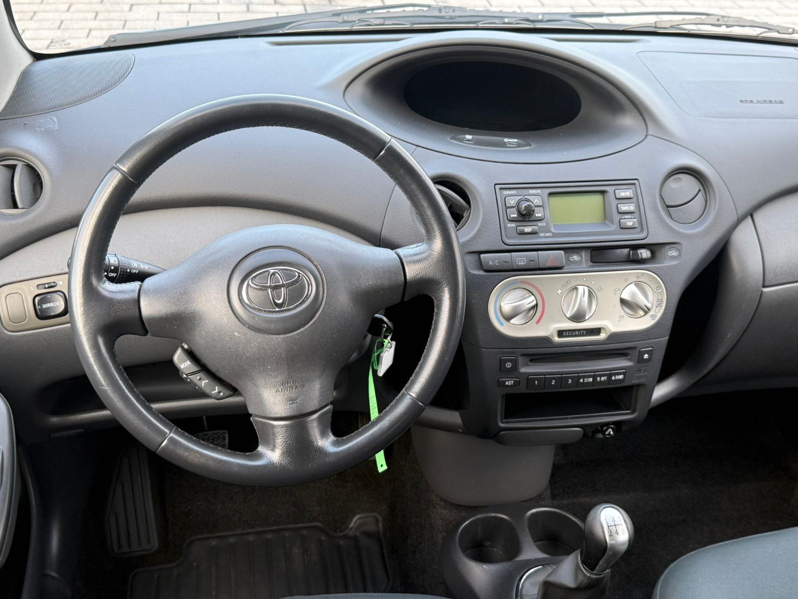 Fahrzeugabbildung Toyota Yaris 1.0 Sol