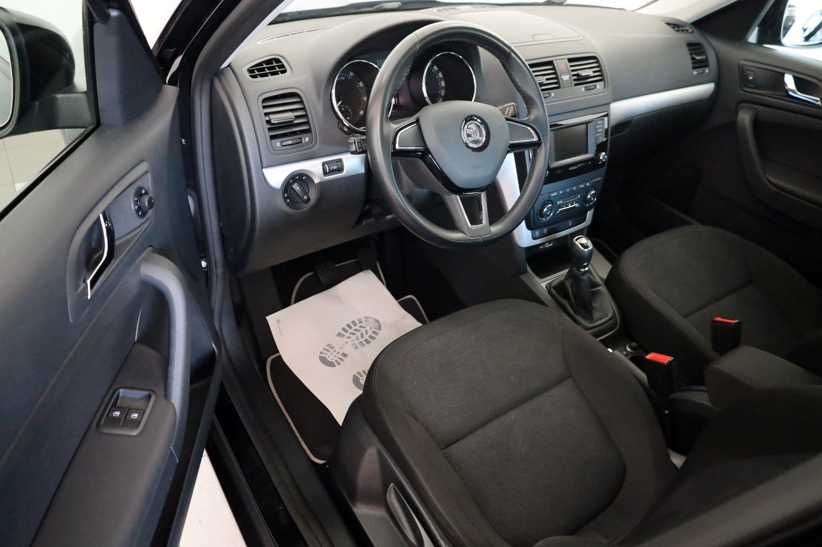 Fahrzeugabbildung SKODA Yeti Ambition SH,PDC,8-fach bereift