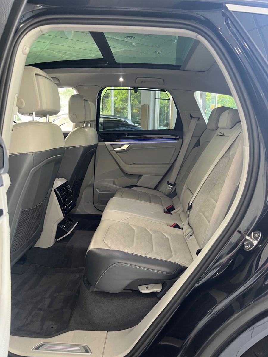 Fahrzeugabbildung Volkswagen Touareg 4.0 V8 Elegance 4Motion R line
