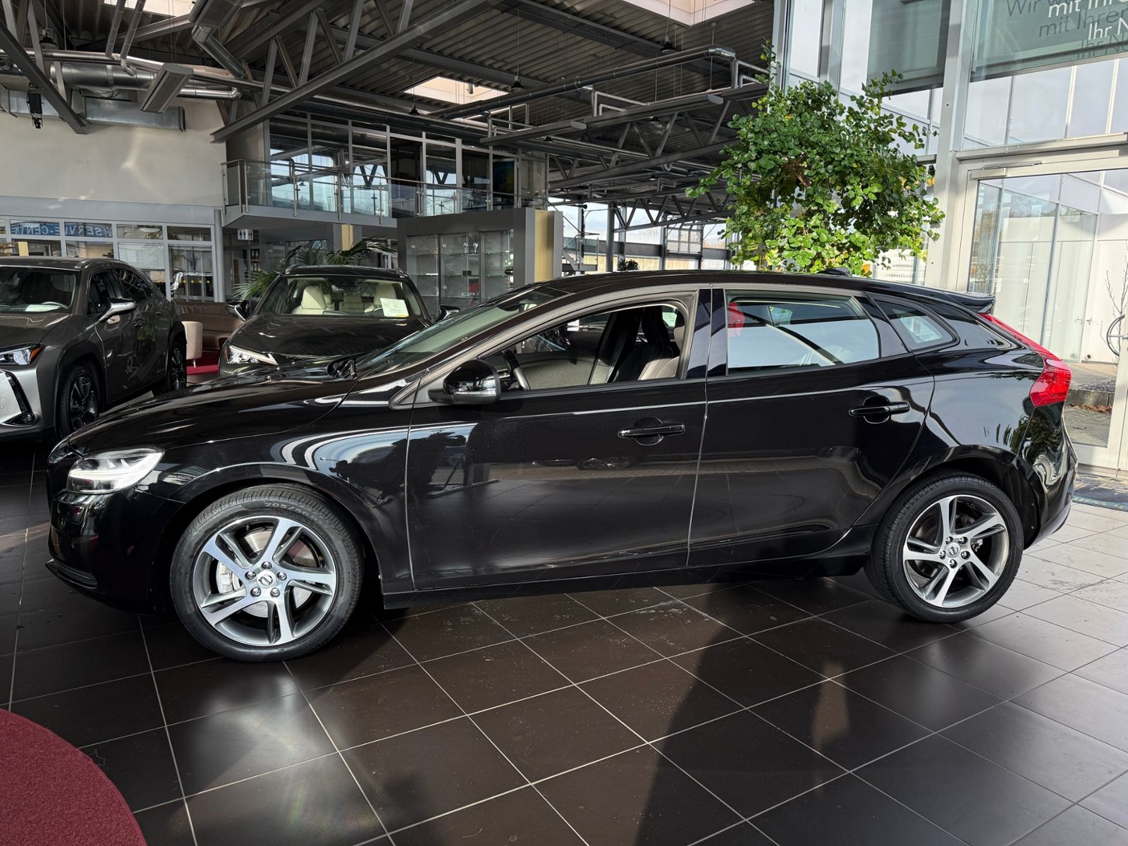 Fahrzeugabbildung Volvo V40 T3 Momentum RFK LED NAVI