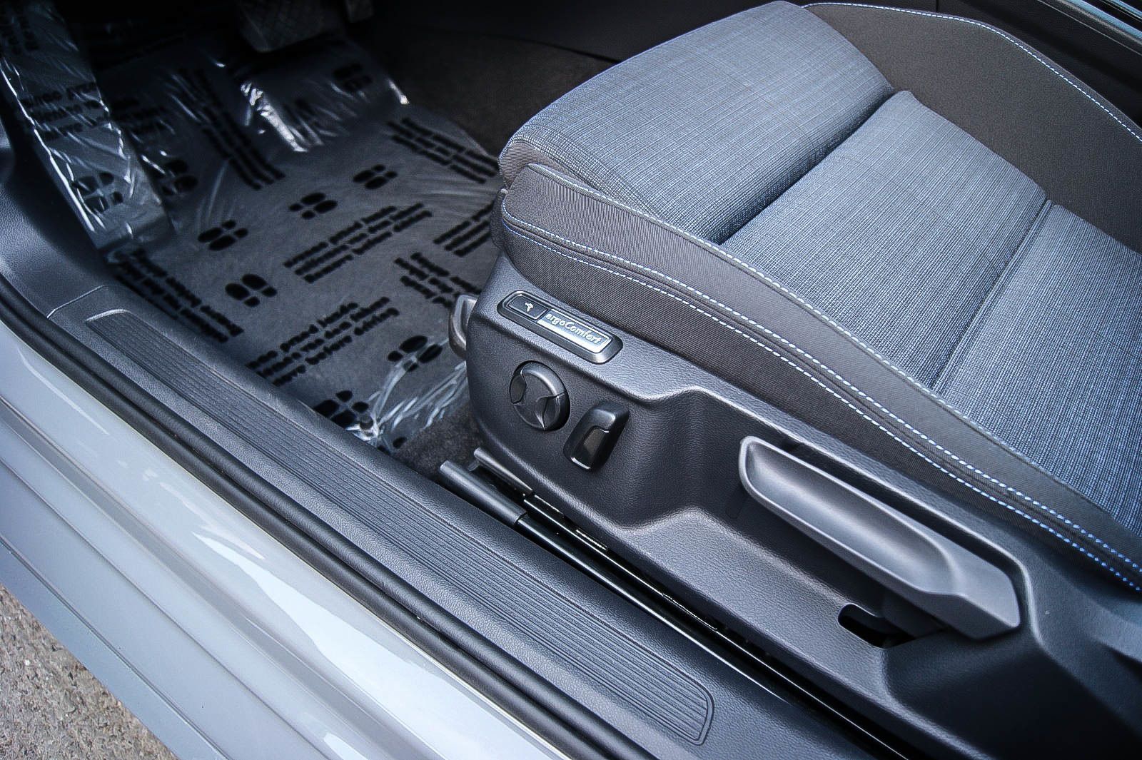 Fahrzeugabbildung Volkswagen Passat Variant HYBRID GTE iQ LED ACC NAVI 1.HAND