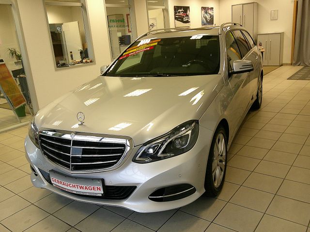 Mercedes-Benz Mercedes E400T 4MATIC/ SCHECKHEFT/LED/AHK/2.HAND