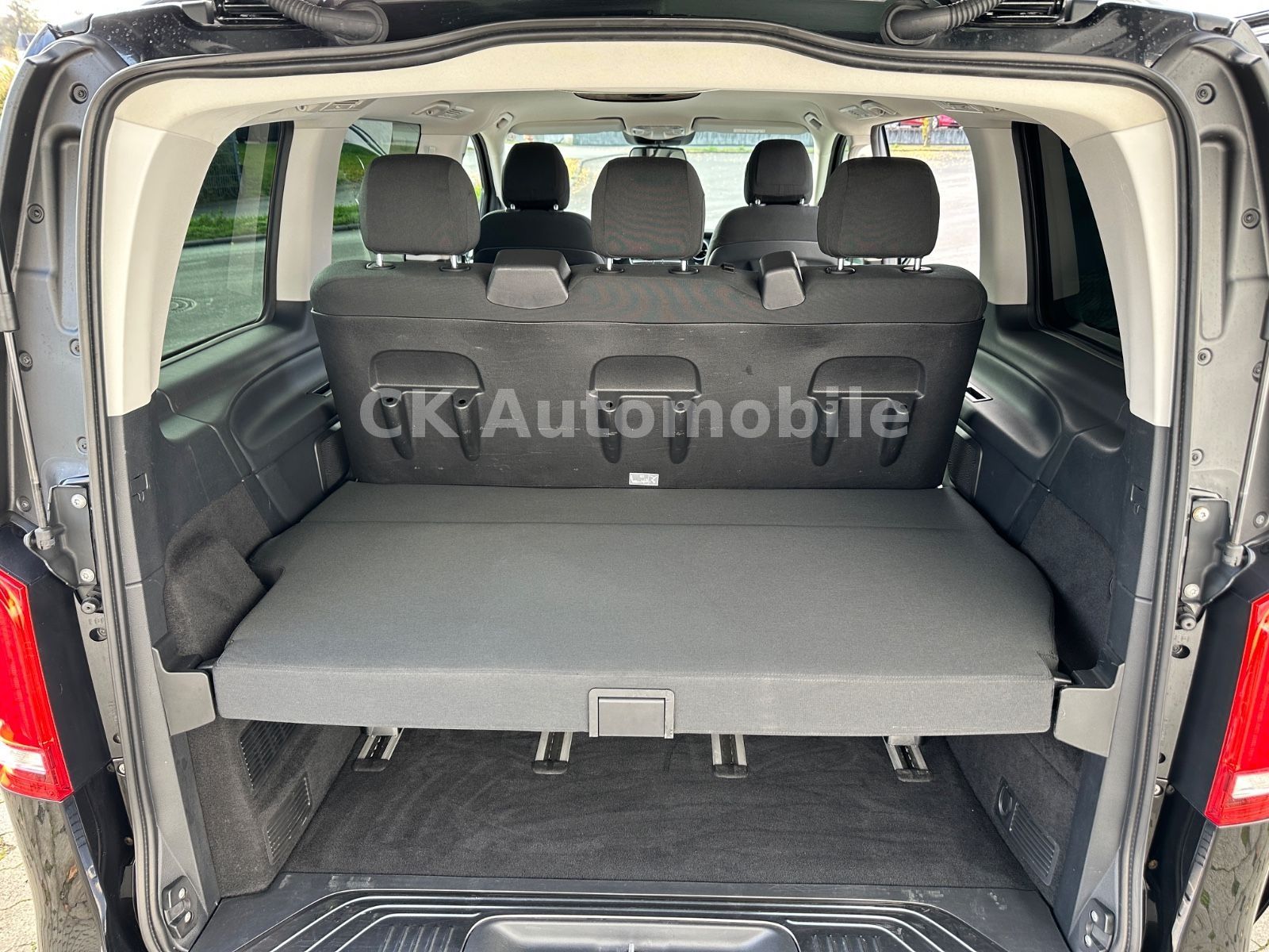 Fahrzeugabbildung Mercedes-Benz V 300d EDITION Kompakt/5 Sitze/Navi/LED/AHK