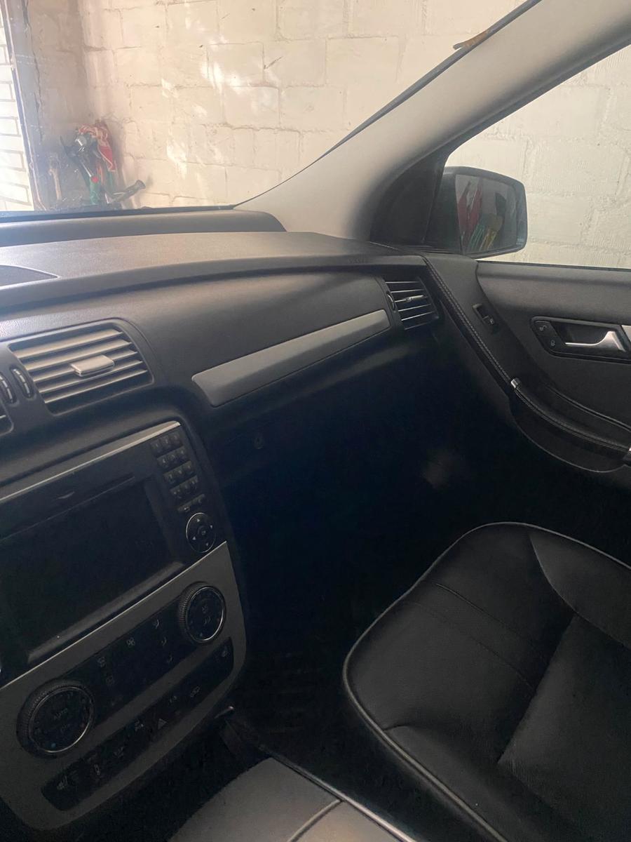 Mercedes-Benz R350 2011 — interior