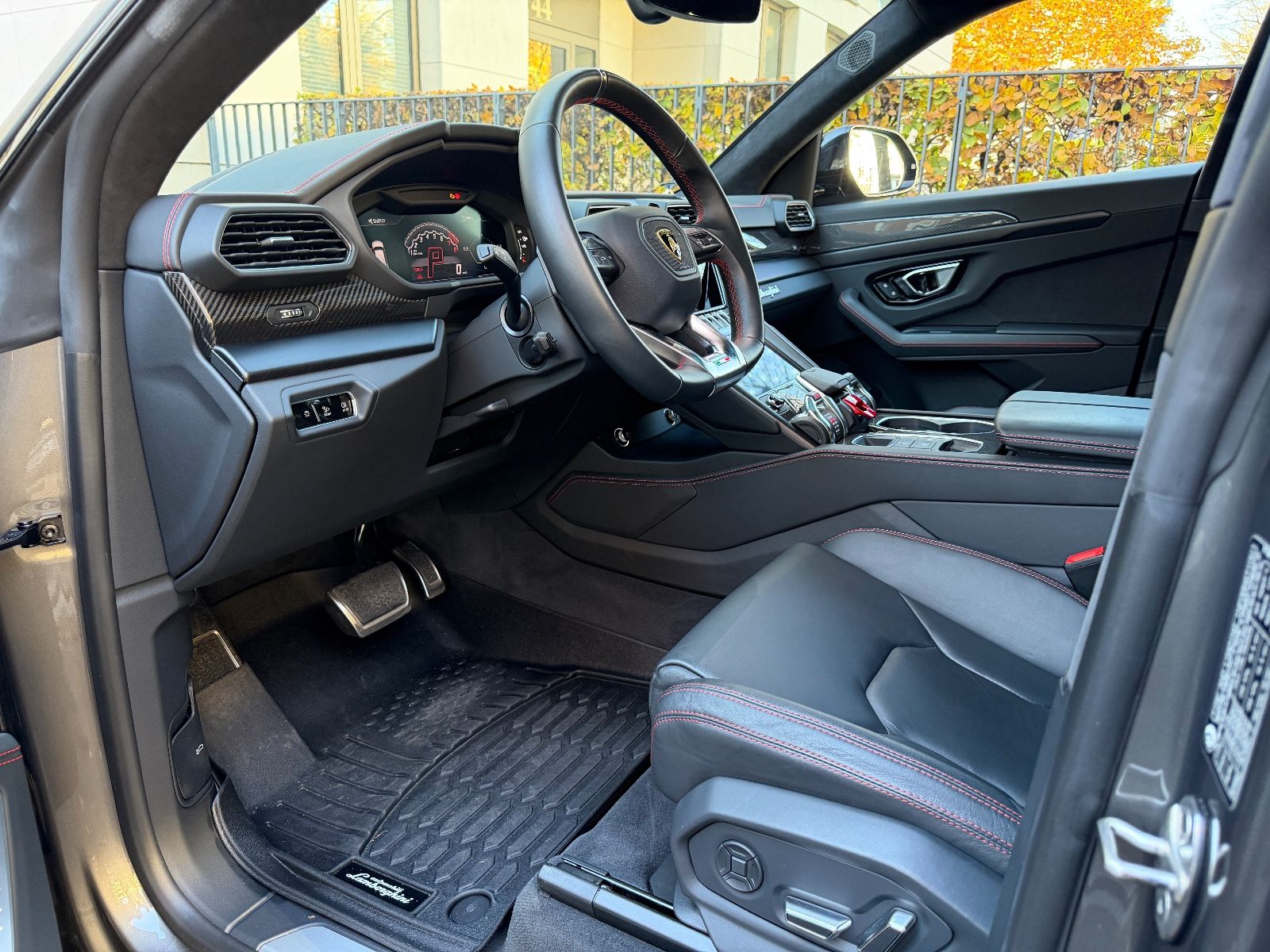 Fahrzeugabbildung Lamborghini Urus 4.0 AKRAPOVIČ*CARBON*PANO*HEADUP*B&O*MEMO*