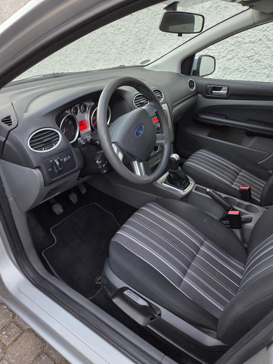Ford Focus 2010 — вигляд ззаду