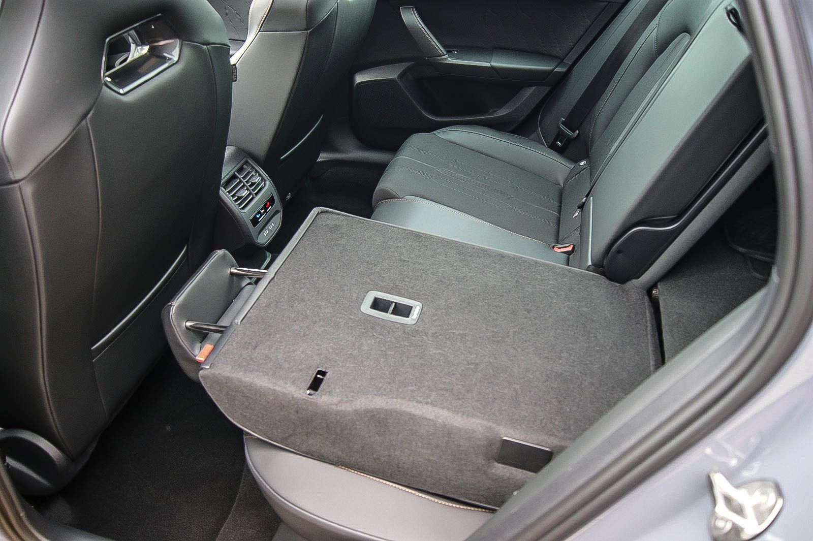 Fahrzeugabbildung CUPRA Leon Sportstourer e-Hybrid PANORAMA CARPLAY ACC