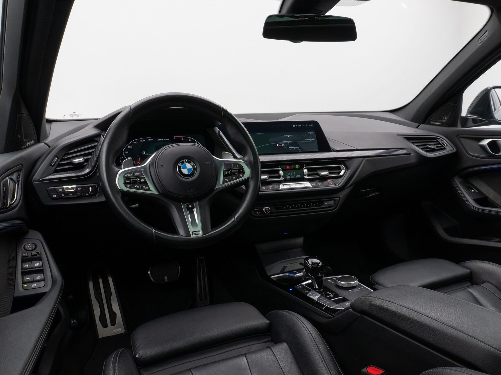 Fahrzeugabbildung BMW M135i xD Panorama Kamera HUD DAB H/K Komfort 18"