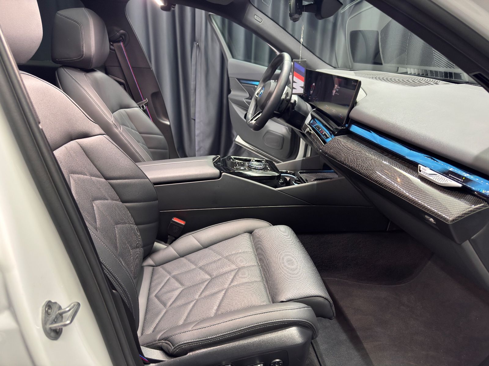 Fahrzeugabbildung BMW 550e Lim. xDrive M SPORT|CARBON|PANO|21 ZOLL|