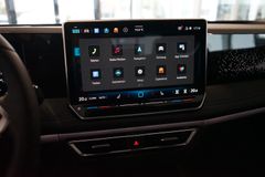 VW Tiguan 1.5 eTSI R-Line | Pano | AHK | 20" VW Tiguan 1.5 eTSI R-Line | Pano | AHK | 20"