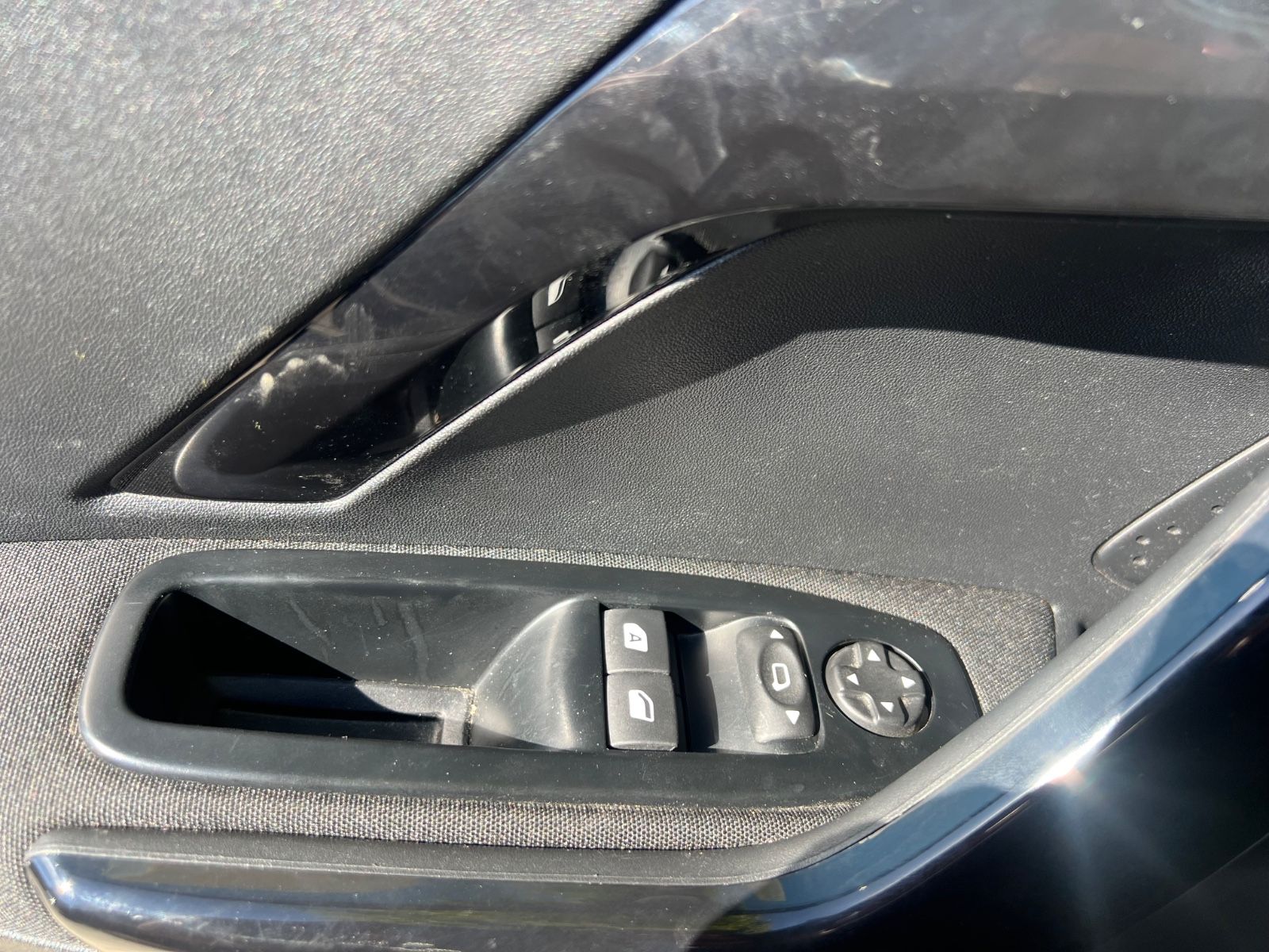 Fahrzeugabbildung Peugeot 208 Active * 1.HAND * TÜV & SERVICE NEU *
