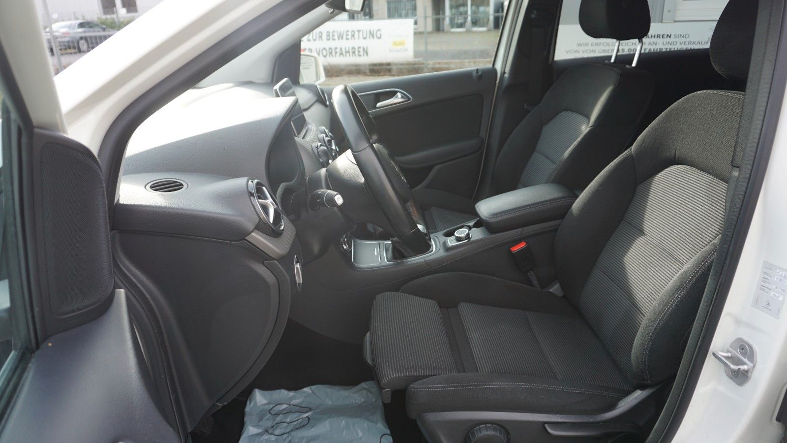 Fahrzeugabbildung Mercedes-Benz B 180 Navi,LED,Park Assist,SH,PDC,SR+WR