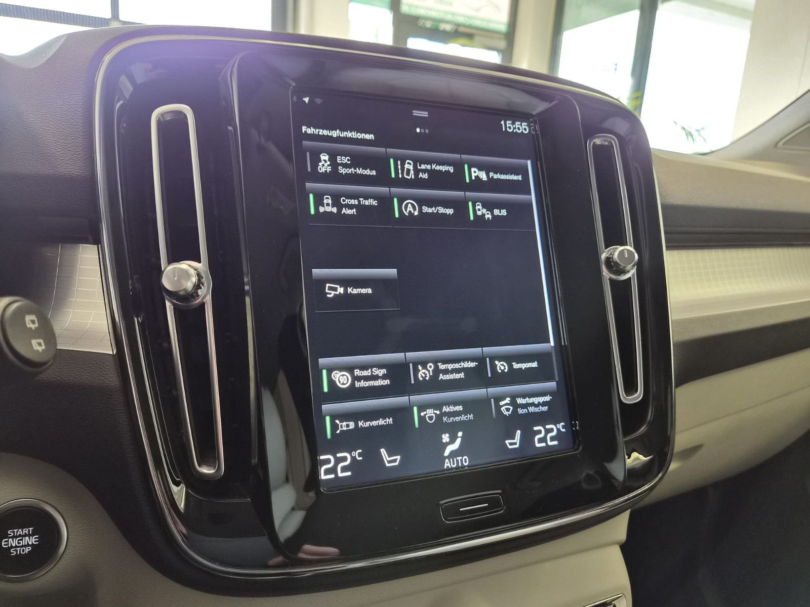 Fahrzeugabbildung Volvo XC 40Momentum AWD / H&K Sound / 1. Hand / S-HEFT