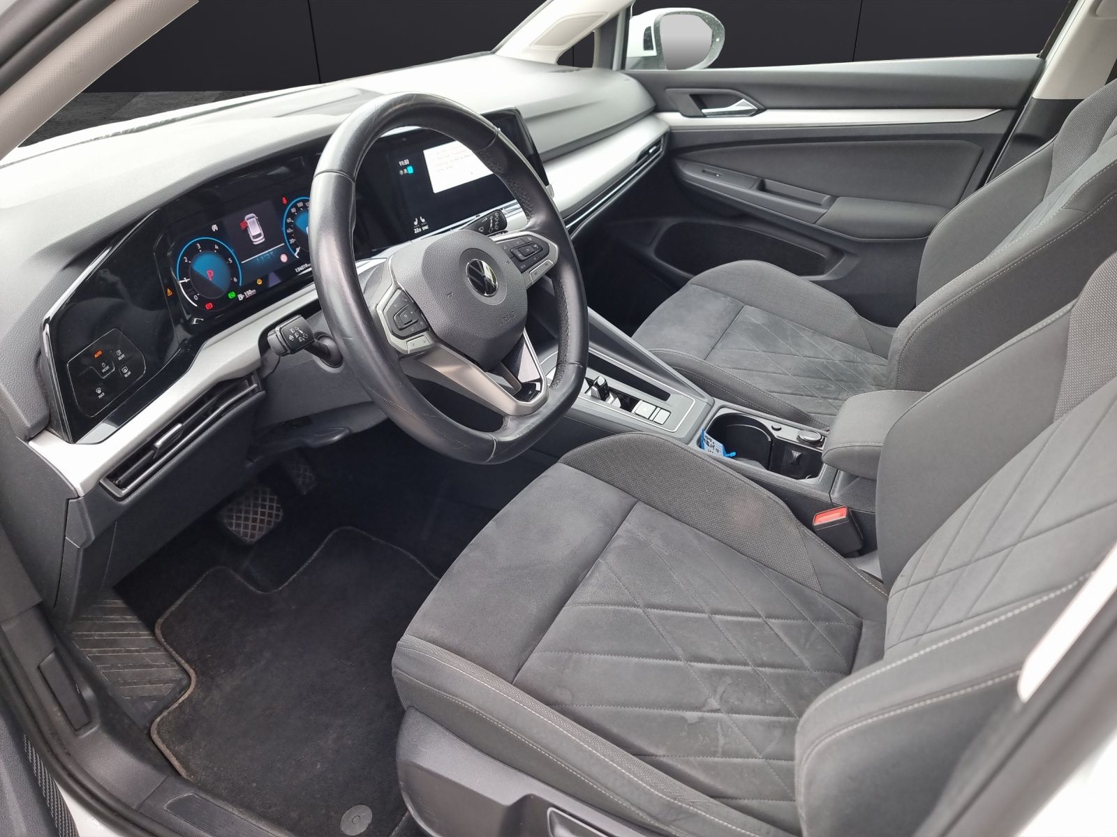 Fahrzeugabbildung Volkswagen Golf VIII Variant Business TDI DSG LED ACC SHZ P