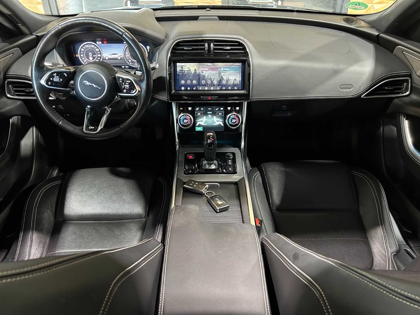 Fahrzeugabbildung Jaguar XE R-Dynamic SE AWD/HEAD-UP/KAMERA/NAVI/APPLE