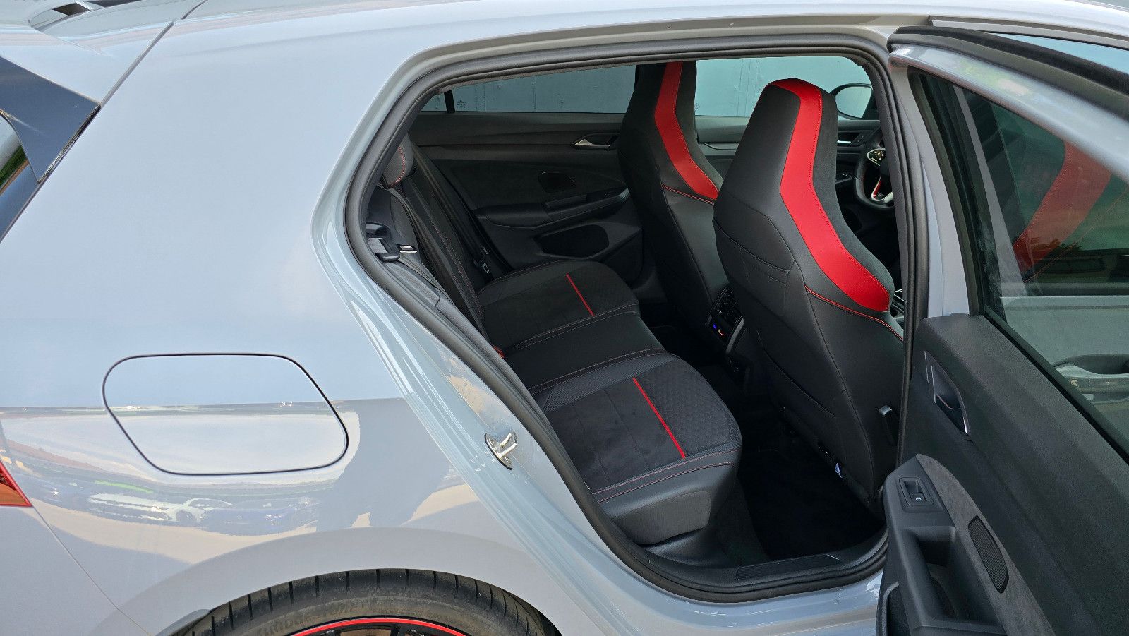 Volkswagen Golf 8 GTI Clubsport DSG * Akrapovic*Black*Pano foto 9