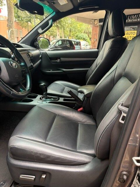 Toyota Hilux 2.4 D-4D A/T 4WD 4 porte Double Cab imagem 2