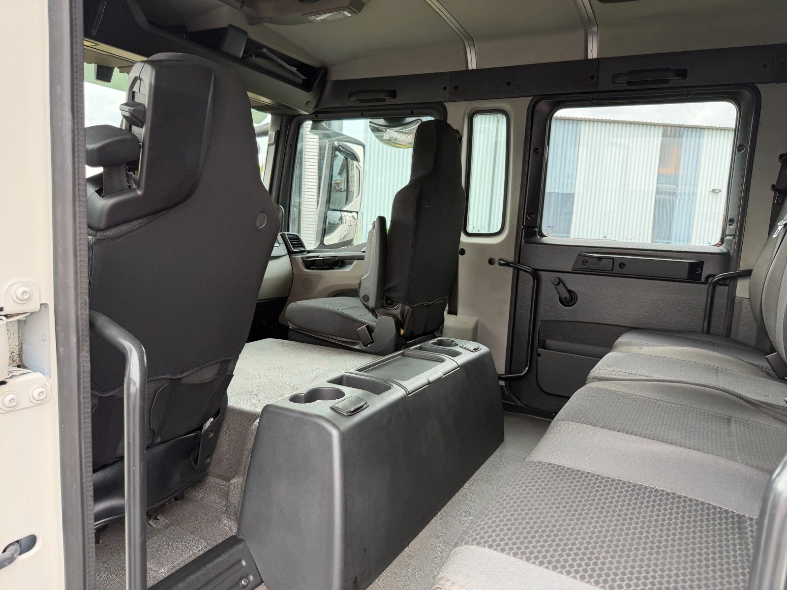 Fahrzeugabbildung MAN TGL 12.250 4x2 BB DoKa LBW 6 Sitze 2 AHK 2 Rollo