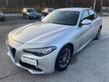 Alfa Romeo Giulia 2.2 Turbodiesel 150 CV AT8 - silberne Alfa Romeo Giulia