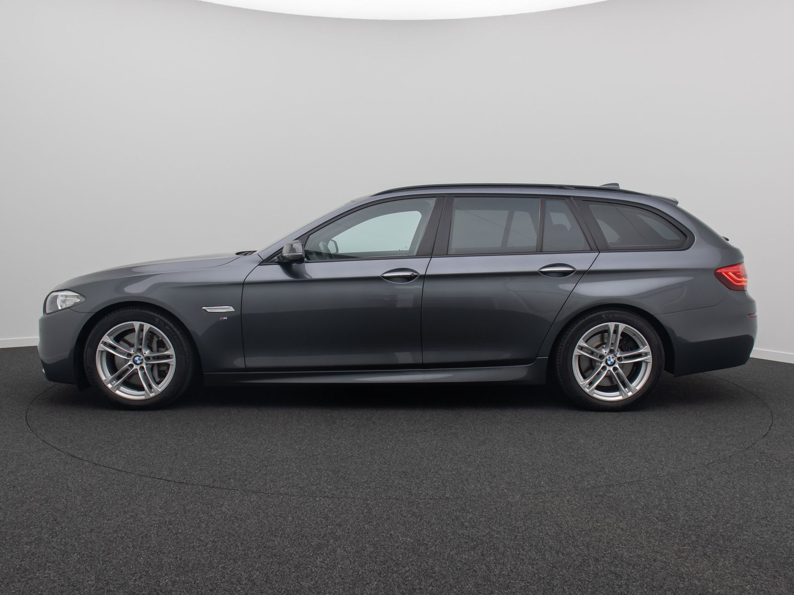 Fahrzeugabbildung BMW 530d M Sport Kamera H/K Alarm HUD Panorama AHK
