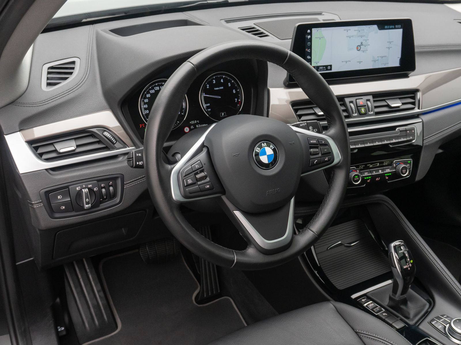 Fahrzeugabbildung BMW X1 sD18i xLine Panoram Kamera HUD DAB HiFi Alarm