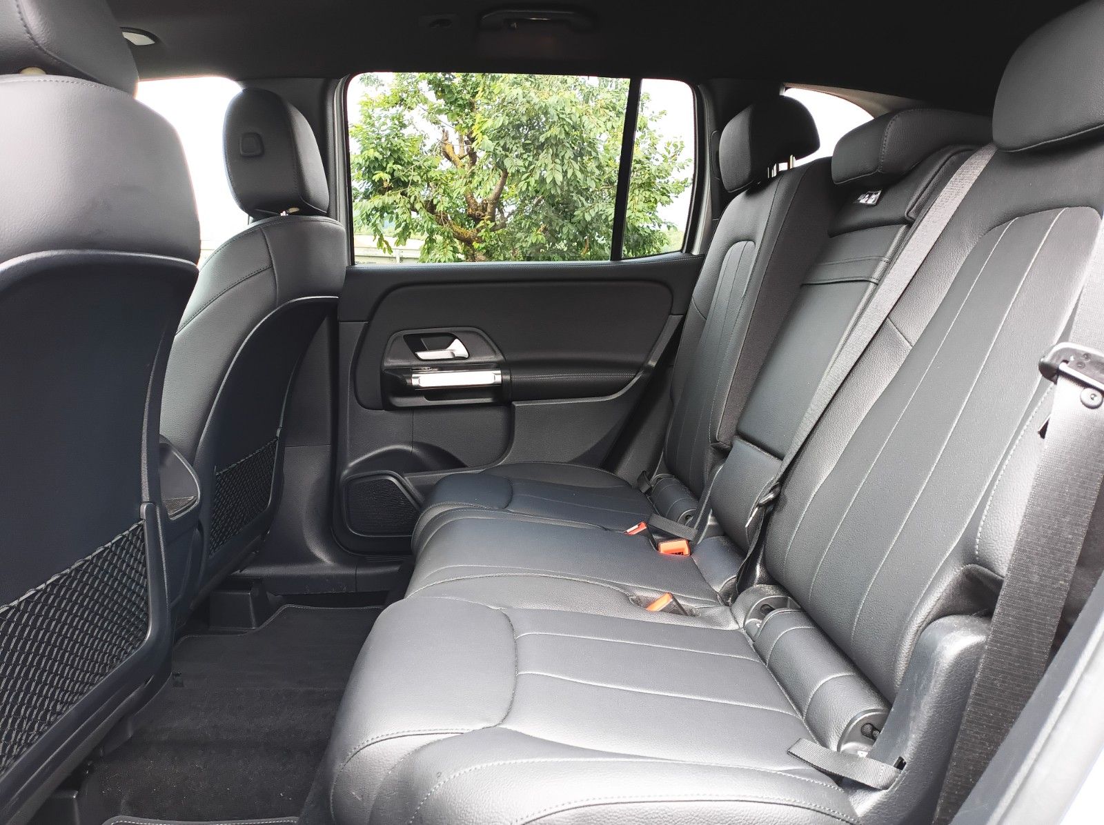 Fahrzeugabbildung Mercedes-Benz GLB 200+DISTRONICPLUS+PANO+AHK+SH+NIGHTPAKET++++