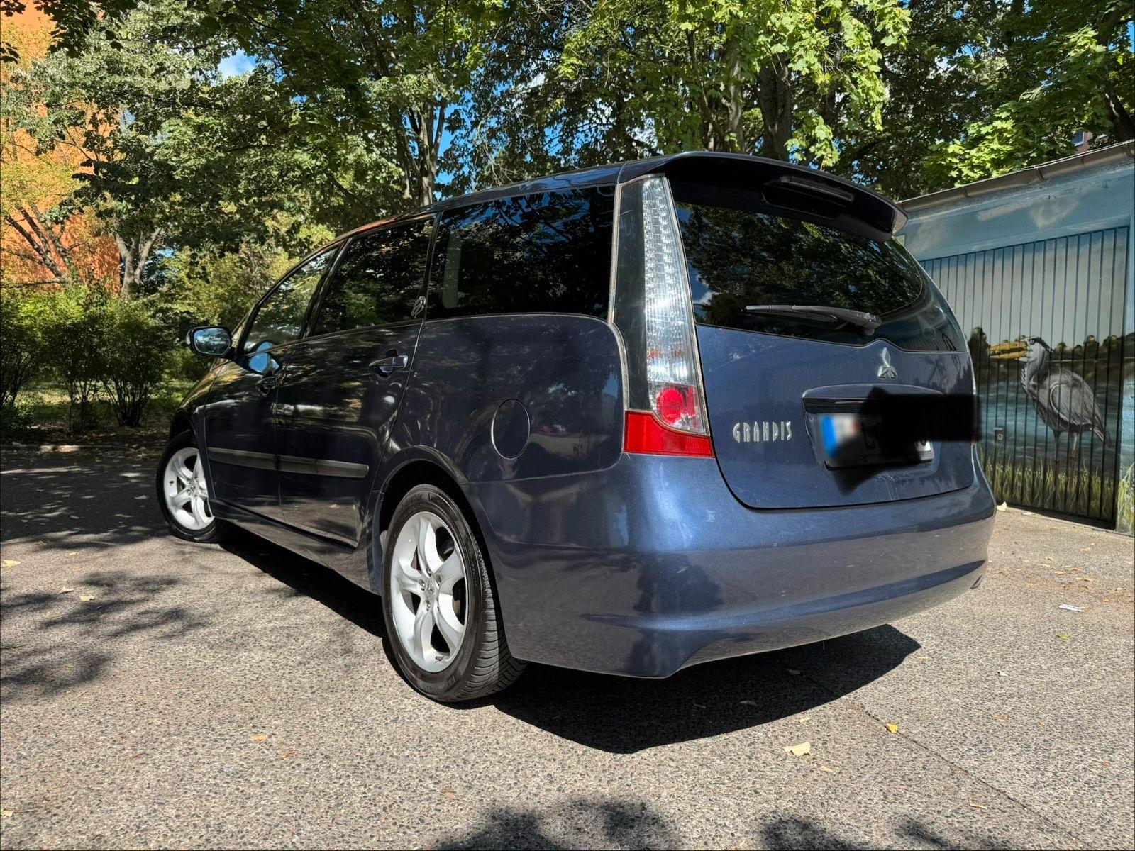 Mitsubishi Grandis 2005 — rear view