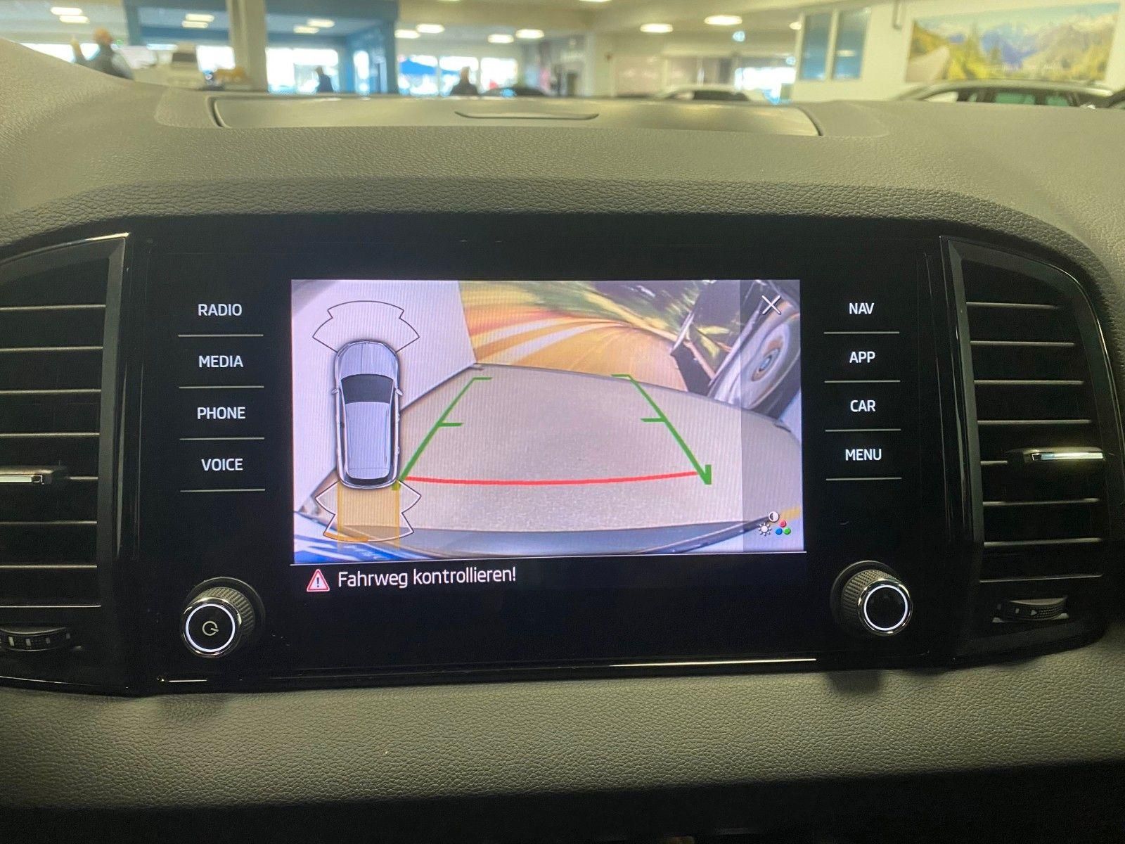 Fahrzeugabbildung SKODA Karoq 1.5 TSI DSG Sportline+NAVI+MATRIX+ACC+18"+
