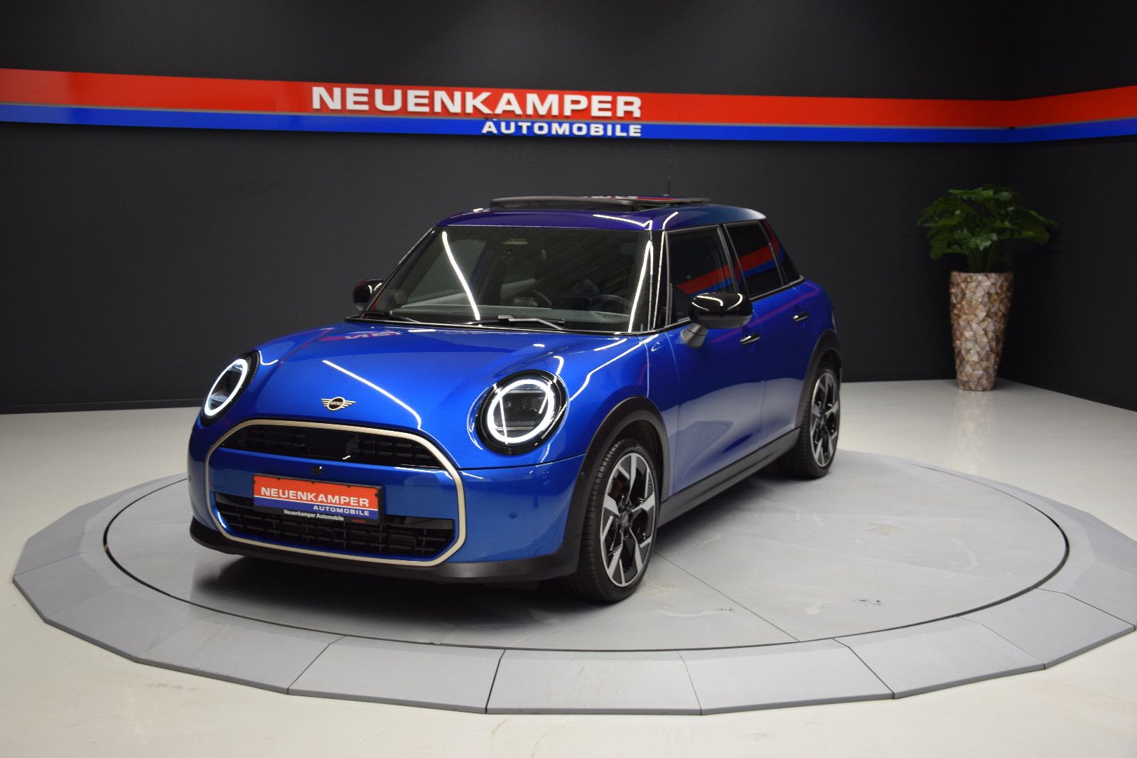 Fahrzeugabbildung MINI Cooper C Favoured Trim 5-Türen Paket-L Pano h/k