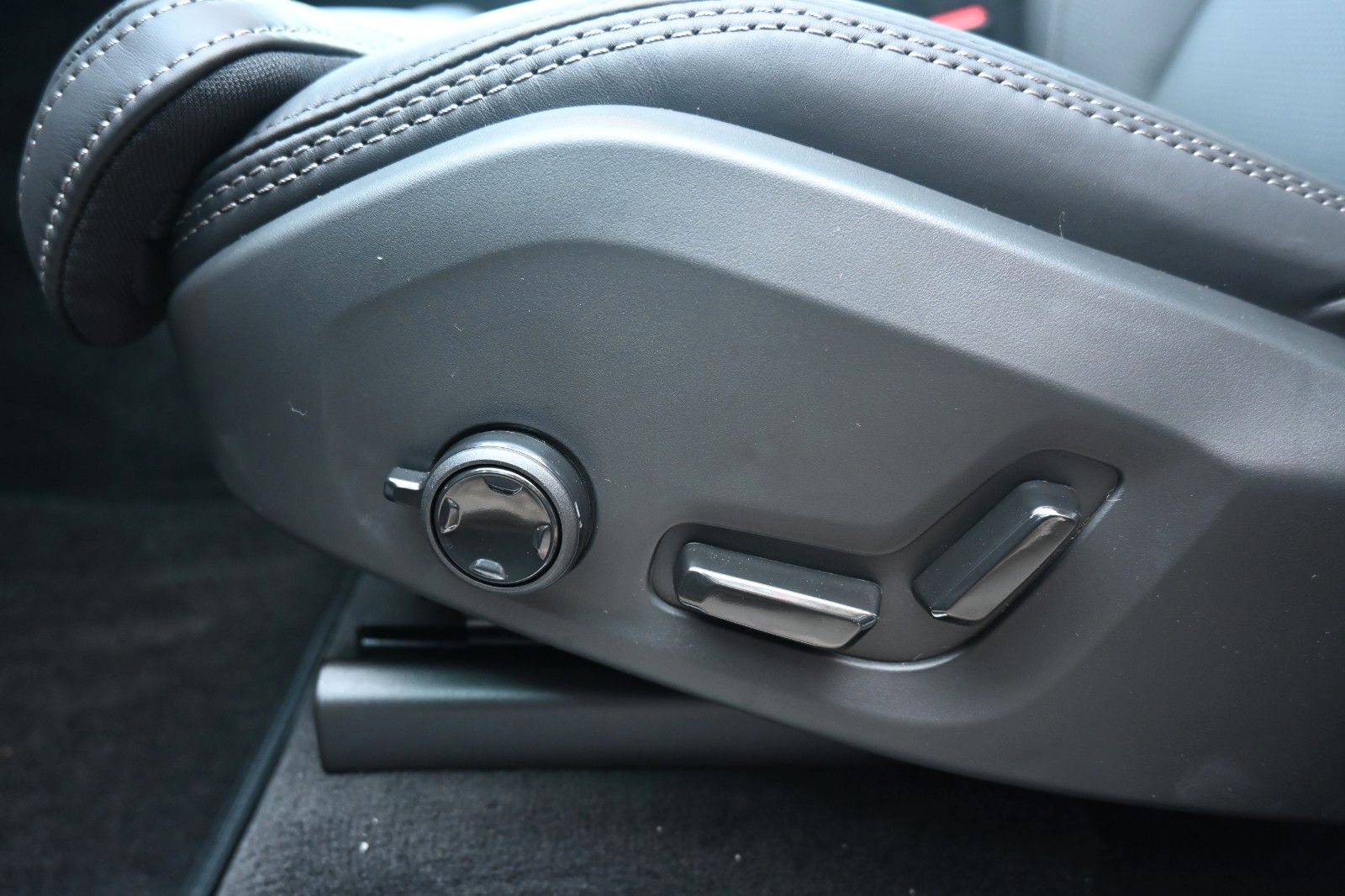 Fahrzeugabbildung Volvo XC90 Ultra Dark Recharge T8 B&W*LUFT*360*MASSAGE