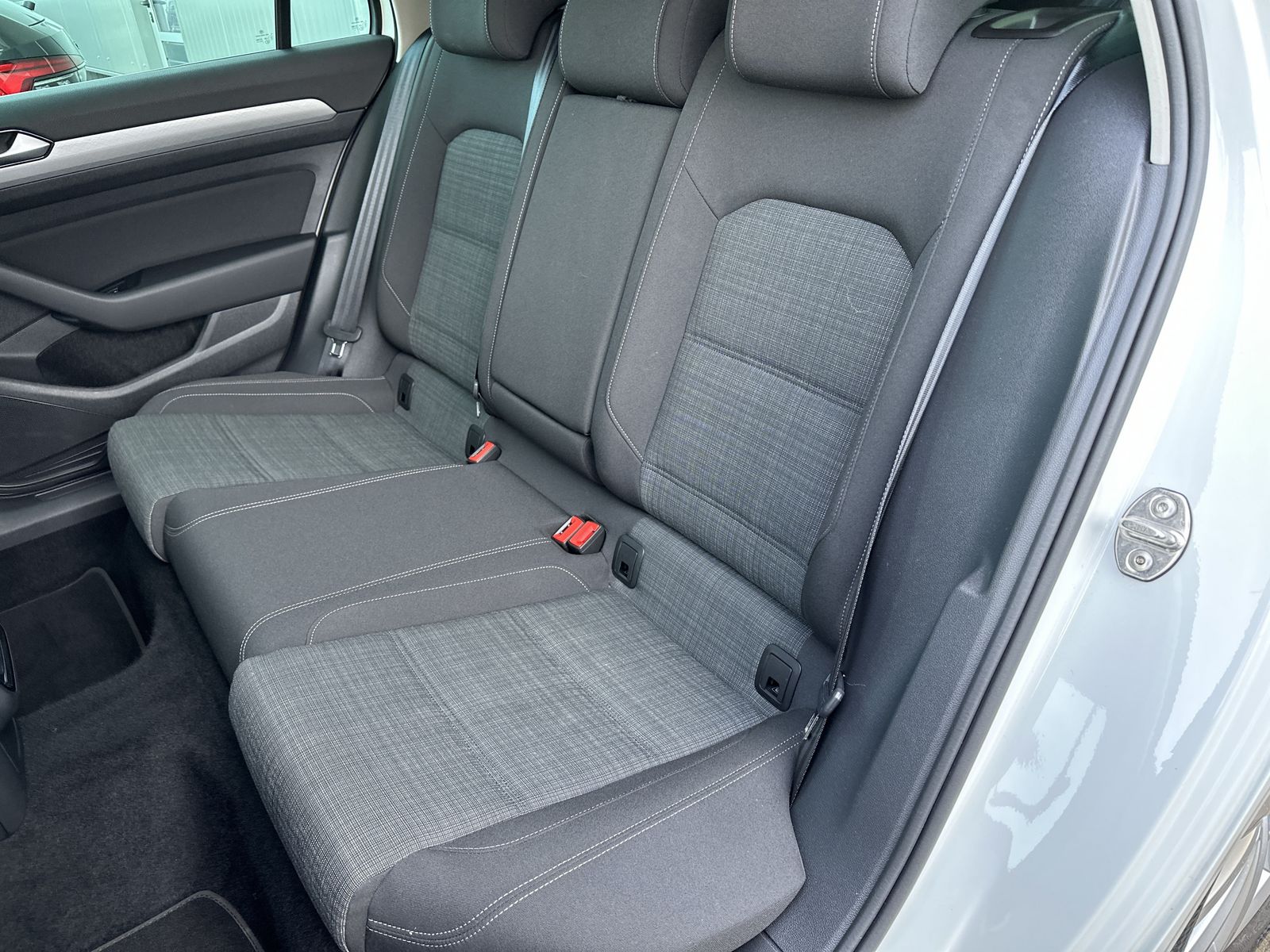 Fahrzeugabbildung Volkswagen Passat Variant 2.0 TDI DSG Business NAV+LED+ACC
