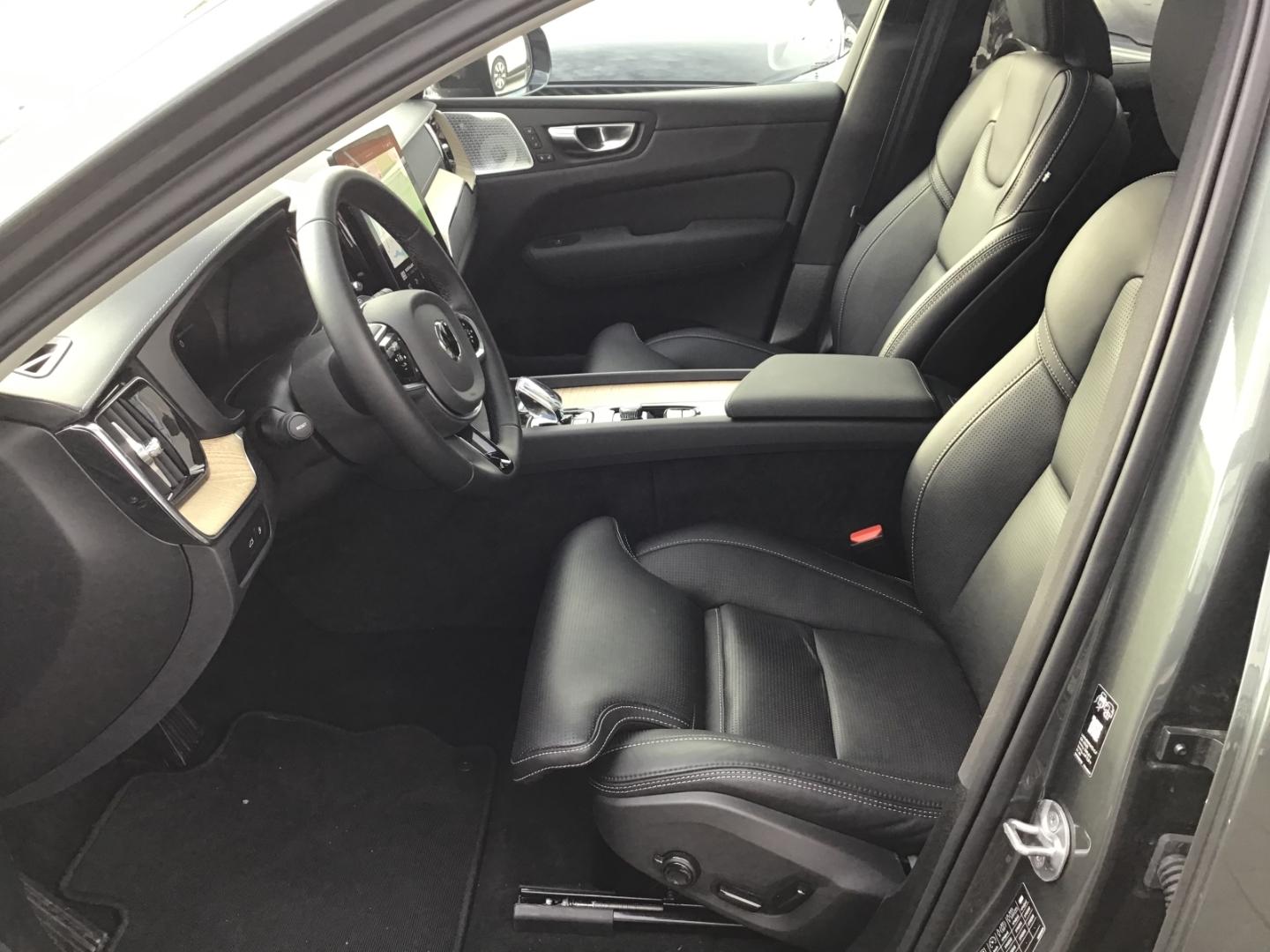 Volvo XC60 T8AWD Ultra Dark Luftfahrwerk Massage B&W
