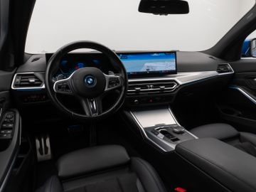 Fahrzeugabbildung BMW 330e Tour M Sport Komfortzugang Kamera 18"M LMR
