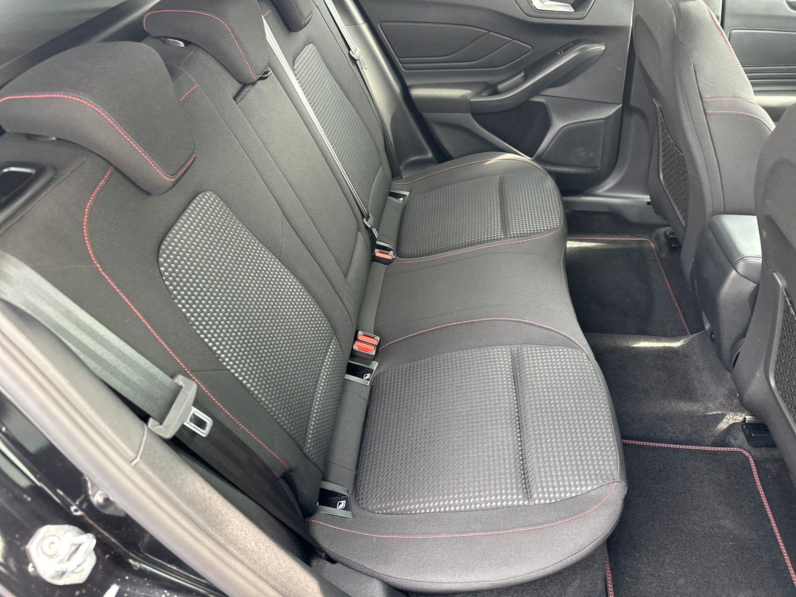 Fahrzeugabbildung Ford Focus Turnier ST-Line X AHK, Winter-Paket, PDC