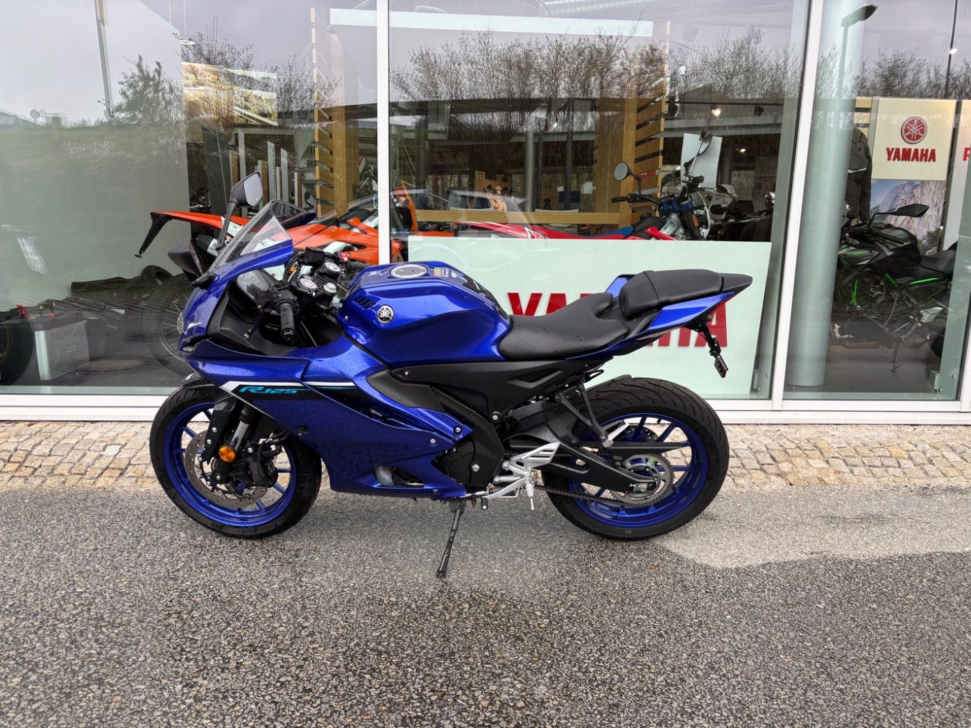 Fahrzeugabbildung Yamaha YZF- R125 mit Quickshifter und viel Zubehör