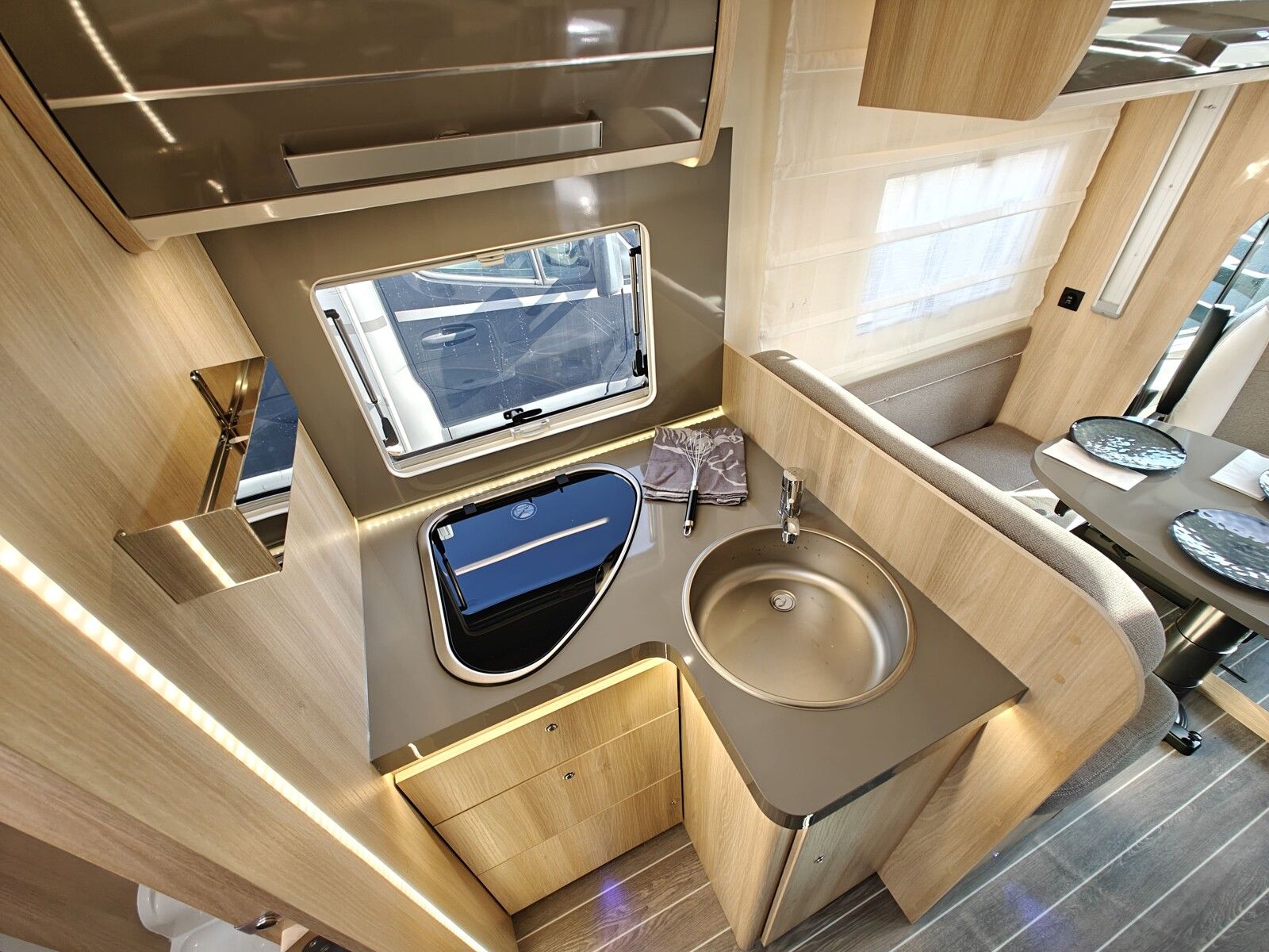 Fahrzeugabbildung NobelART T 7000